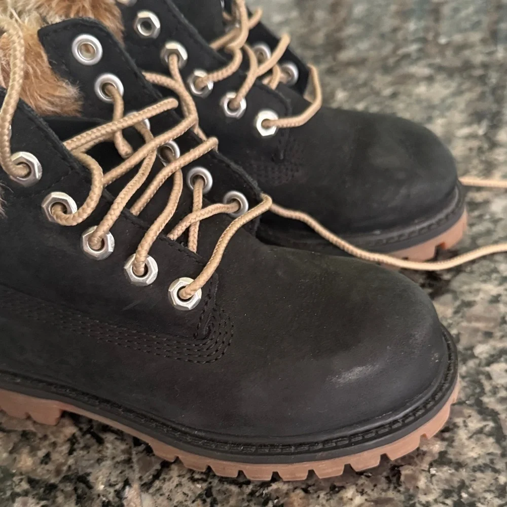 Timberland Black Boots with Tan Fur Trim EUC 10 toddler - Picture 4 of 12